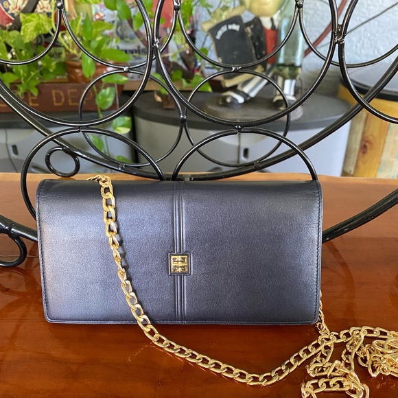 Givency Beautiful Leather Wallet with Box,Dustbag and paperwork - Picture 1 of 16